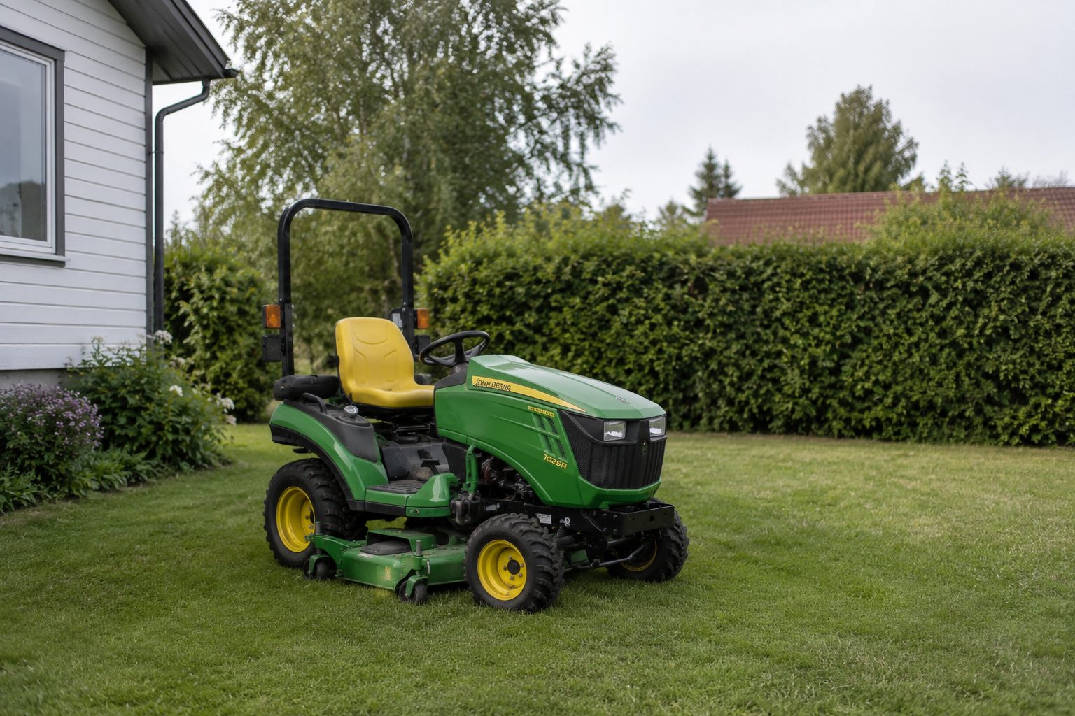 Väiketraktor aiatöödes. Mascus.